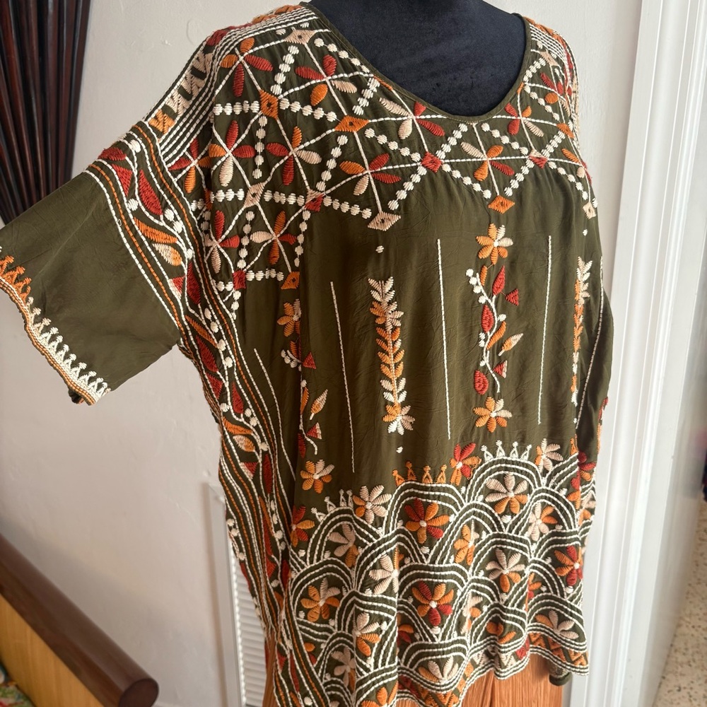 JOHNNY WAS Top Olive Green Embroidered Top! Short Sleeve Unstructured Top! Med - Picture 3 of 10
